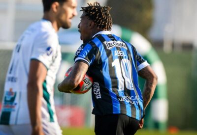 EL PANDENSE ABEL HERNÁNDEZ ES EL URUGUAYO CON MÁS GOLES EN EL MUNDO EN 2025